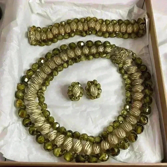 Vintage …Eugene …Olivine Glass  …necklace, earrings, bracelet Parure - Picture 16 of 16